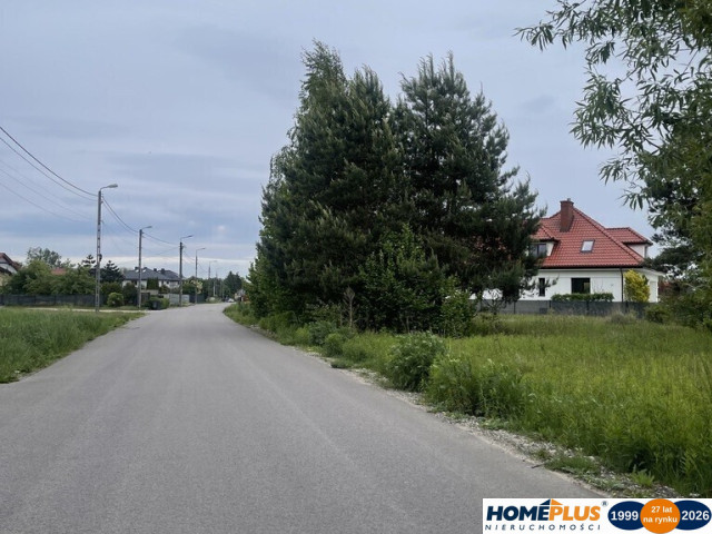Działka 879 m² – media w drodze, las, SKM.